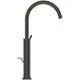Ideal Standard Waschtischarmatur Joy Neo, Ausladung 169mm, Hebelgriff in Magnetic Grey, mit Ablaufgarnitur, auf Sockel montiert.